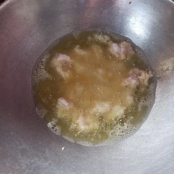 Selanjutnya masukkan ke dalam minyak goreng yang sudah dipanaskan dan goreng hingga matang.