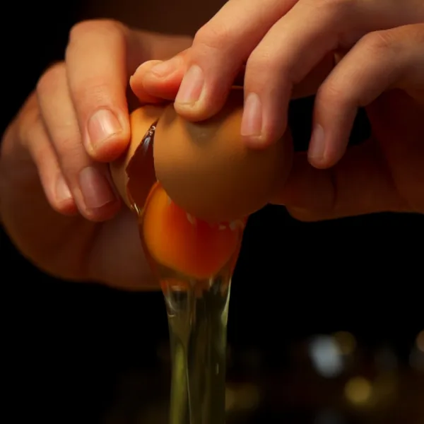 Pecahkan telur kedalam mangkuk, pastikan kuning telur tidak pecah atau tercampur dengan putih telur. Sisihkan.