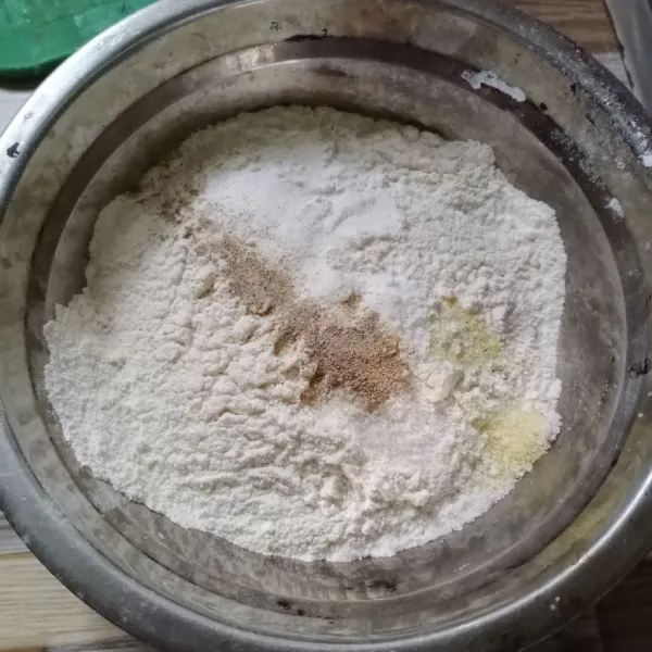 Dalam wadah masukkan tepung terigu, soda kue, bawang putih bubuk, kaldu bubuk, dan lada bubuk. Aduk sampai tercampur rata.