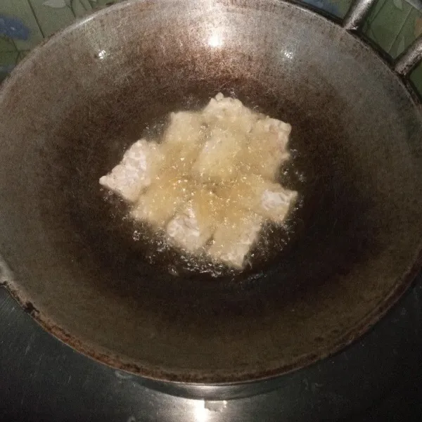 Potong-potong tempe kemudian goreng hingga agak kering angkat tiriskan.