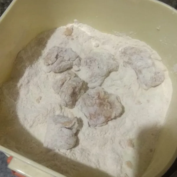 Balur dori ke tepung kering.