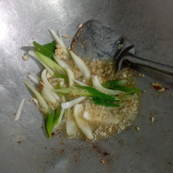 Tumis bawang putih,bawang bombay dan daun bawang tumis sampai harum