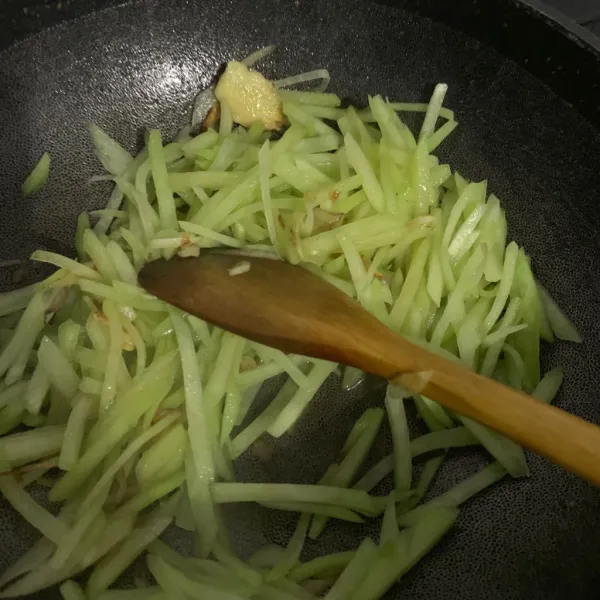 Potong labu siam memanjang dan rendam dengan garam, lalu masukman ke wajan.