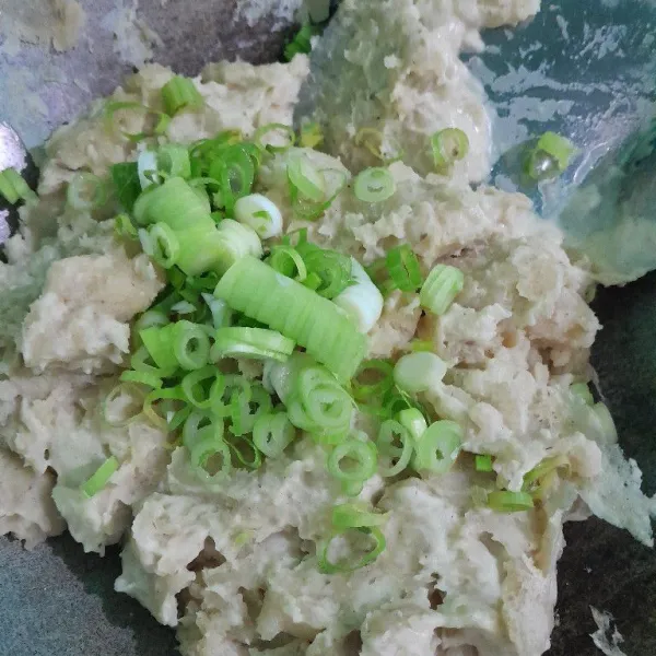 Lalu tambahkan daun bawang.