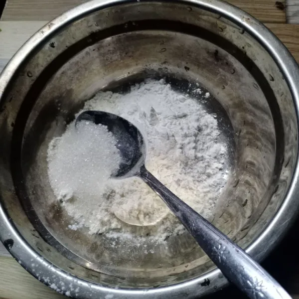 Dalam wadah masukkan tepung terigu, tepung beras, gula pasir, dan garam.