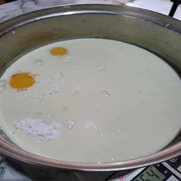Membuat vla susu: Campurkan gula, maizena, kuning telur, vanila, garam, dan susu aduk hingga tercampur rata.
