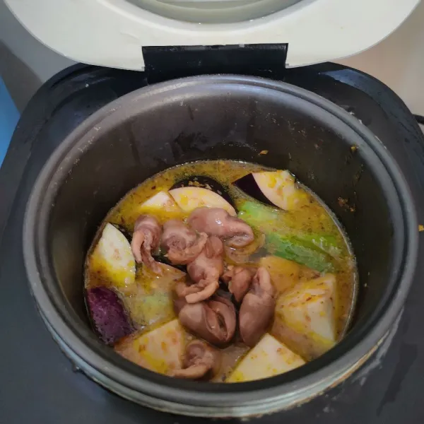 Masukkan terong, tomat, jantung ayam, dan bumbu halus ke rebusan labu siam dan buncis, kemudian masak hingga semua sayuran matang.