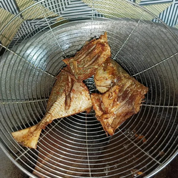 Angkat dan tiriskan, ikan goreng siap disajikan.
