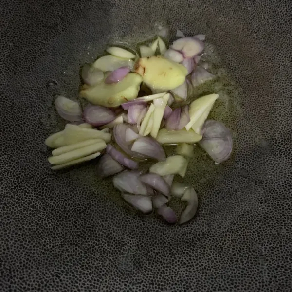 Tumis bawang dengan sedikit minyak goreng sampai harum.