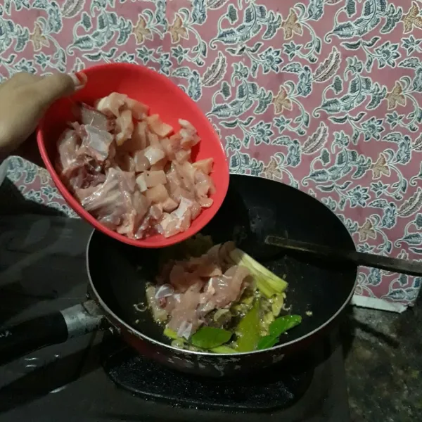 Lalu masukkan daging ayam,tumis hingga daging ayam berubah warna.