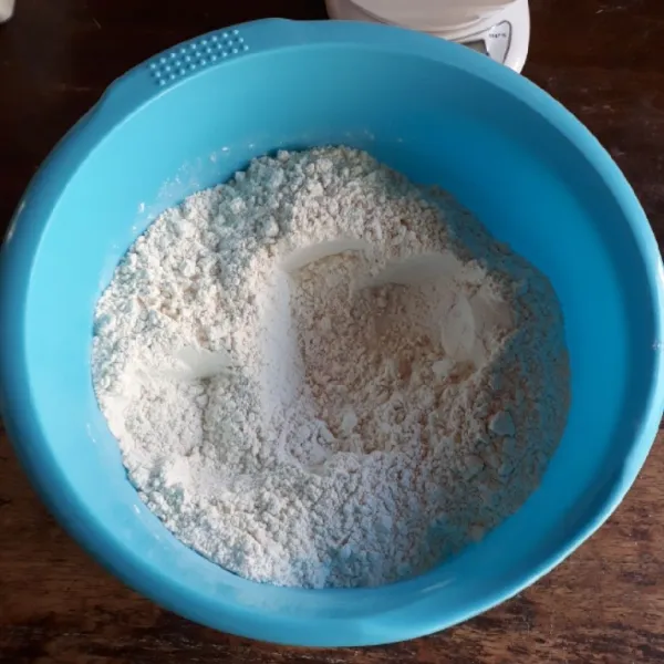 Kulit pie : campurkan tepung terigu dan gula halus, aduk rata.