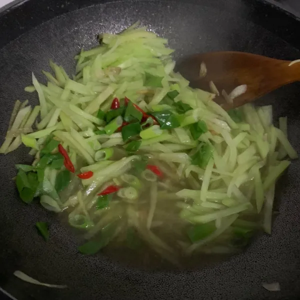 Beri potongan daun bawang dan cabe kriting  tambahkan air.