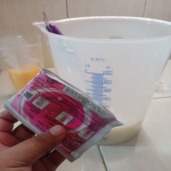 ambil lagi 600 ml, beri perasa strawberry, lakukan hingga adonan habis