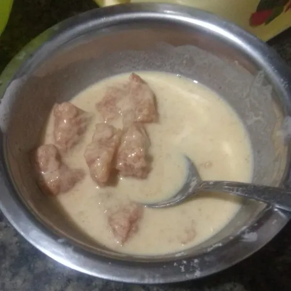 Masukkan dori ke tepung basah.