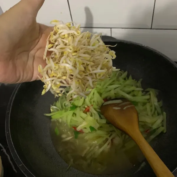 Masukkan toge, garam, gula, dan kaldu jamur. Setelah itu, koreksi rasanya.