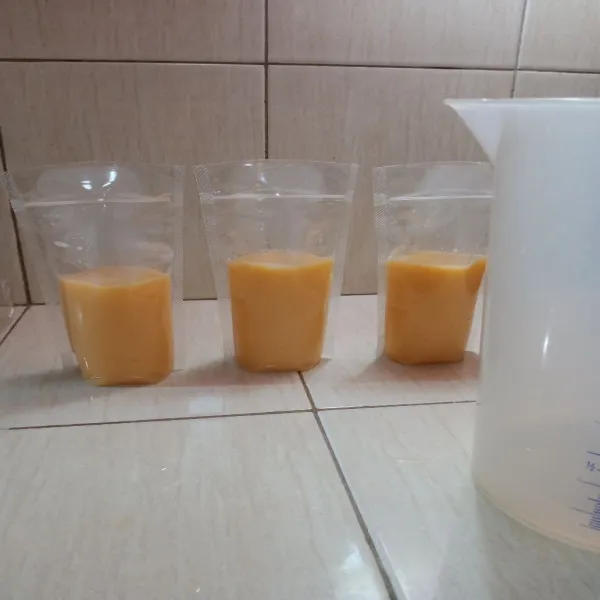 siapkan standing pouch, masukan perpouch nya 200 ml, jangan di rekat kan dulu, biarkan uap panas hilang
