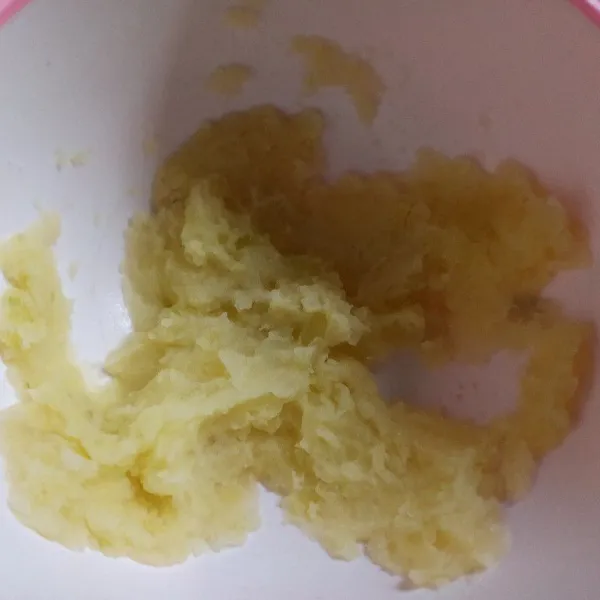 Kupas kentang, cuci bersih kemudian rebus sampai empuk. Setelah itu tiriskan dan ulek sampai halus.