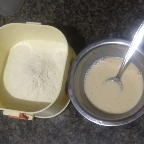 Ambil 2 sdm tepung bumbu serbaguna, lalu campur dengan air. Sisa tepung bumbunya tuang di wadah terpisah.