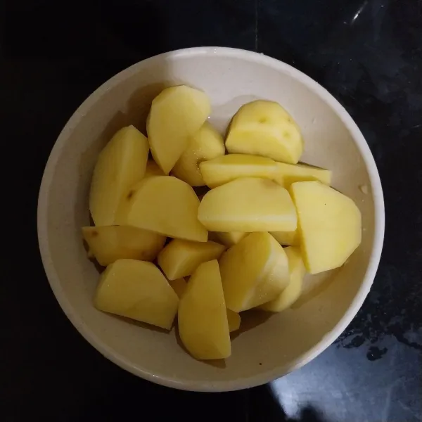Kupas dan cuci bersih kentang, potong-potong satu gigitan. Rendam dengan air garam sekitar 10 menit.