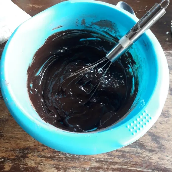 Tambahkan tepung terigu, baking powder dan coklat bubuk, aduk rata.