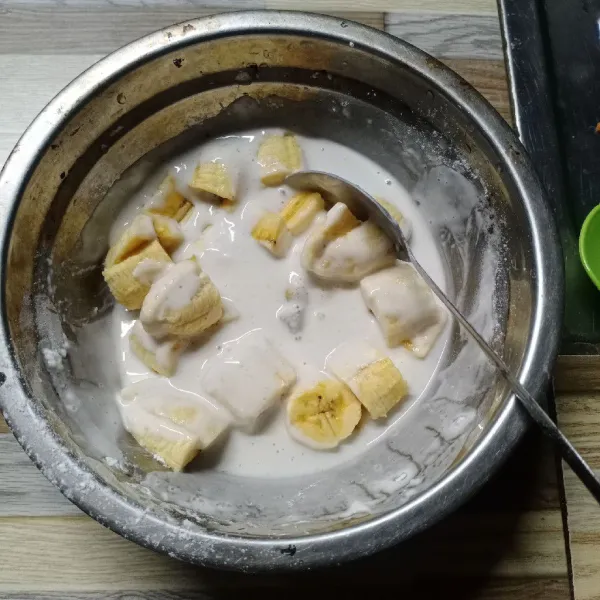 Masukkan potongan pisang dan aduk sampai tercampur rata.