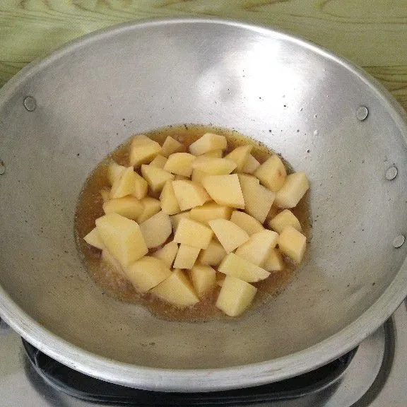 Goreng kentang hingga berkulit lalu angkat dan tiriskan.