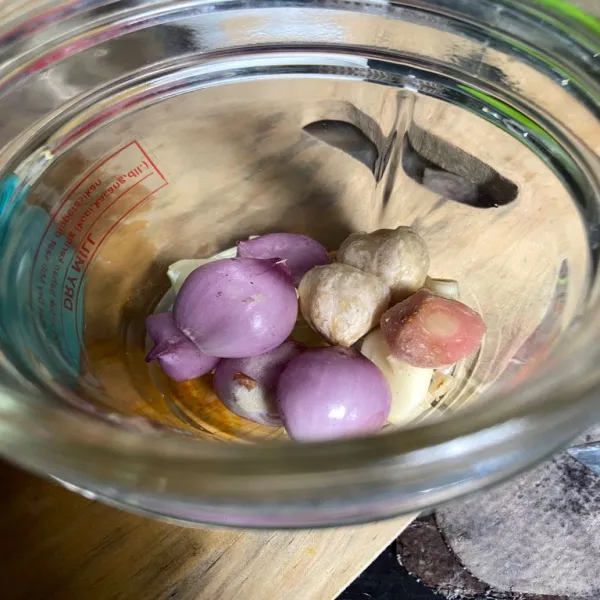 Haluskan bumbu.