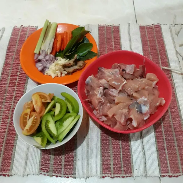 Bersihkan daging ayam lalu potong-potong sesuai selera.Potong-potong tomat.Iris bawang merah dan bawang putih.