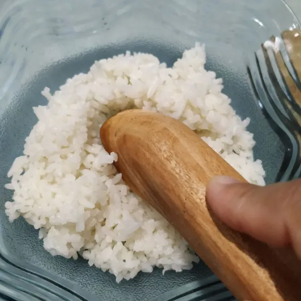 Uleg nasi hangat hingga sedikit halus.