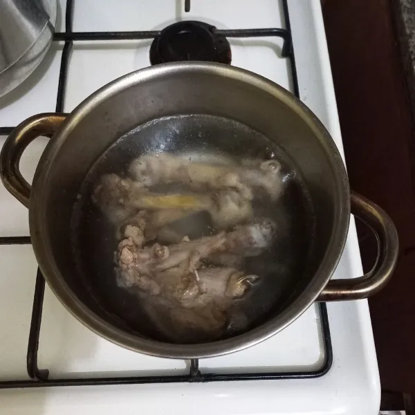 Didihkan air pada panci, masukkan tulang ayam dan paha ayam yang sebelumnya telah direbus terlebih dahulu.