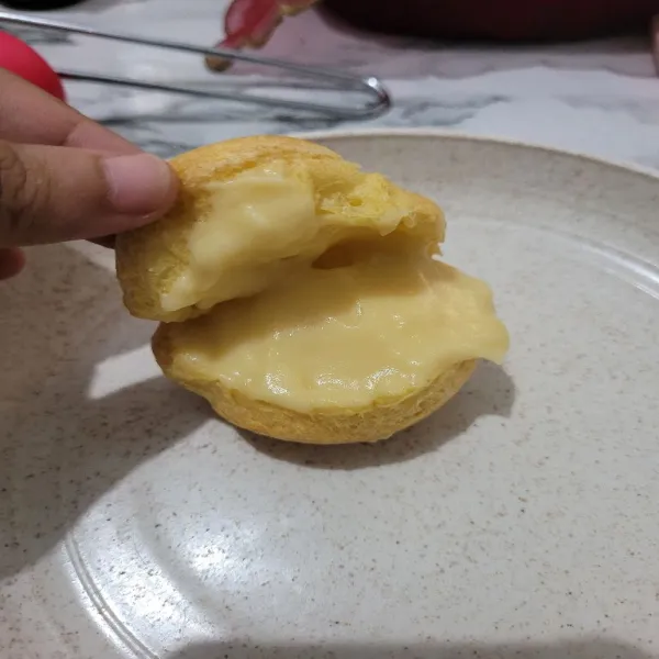 Isi menggunakan vla susu secukupnya dan sus vla dapat disajikan.