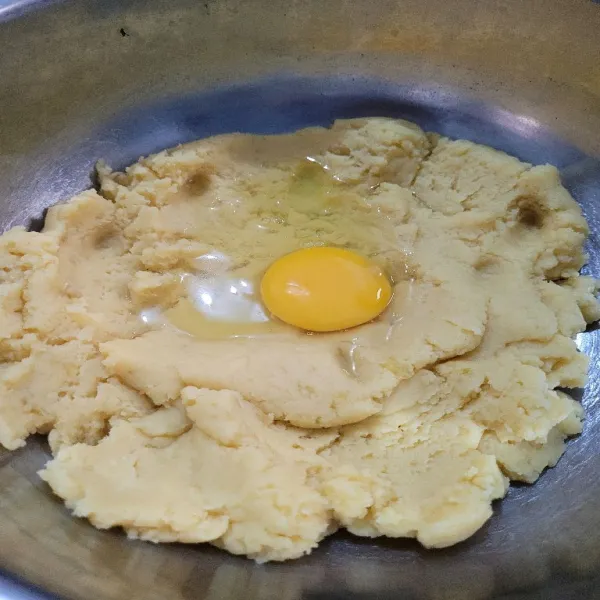 Masukkan telur satu persatu lalu dimixer hingga rata, lakukan hingga ke 4 telur habis.