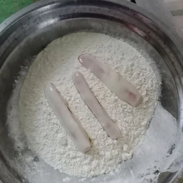 Kemudian balut pada tepung kering sambil ditekan dan dicubit-cubit.