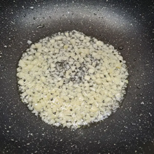 Tumis bawang putih sampai harum.