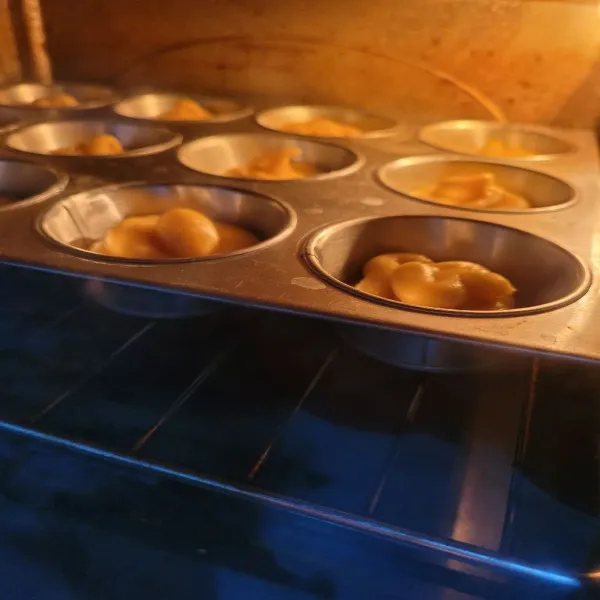 Panaskan oven dengan suhu 200°C selama 10 menit, setelah oven telah panas masukkan adonan sus ke dalam oven dan dipanggang selama 30 menit dengan suhu 200°C.