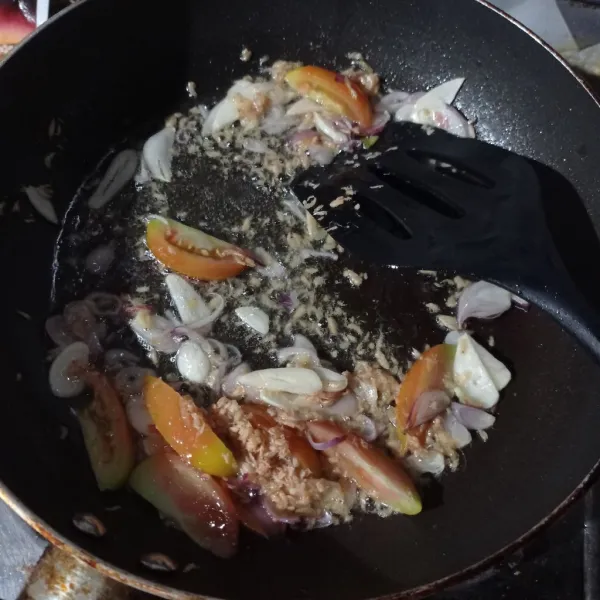Tumis bawang merah, bawang putih, tomat, dan 1 sdt rebon sampai matang.