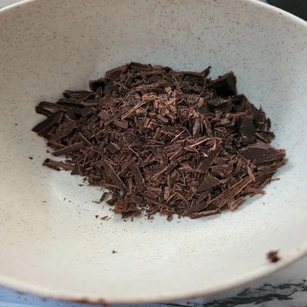 Parut coklat batang menggunakan pisau, bisa juga diganti menggunakan meses
