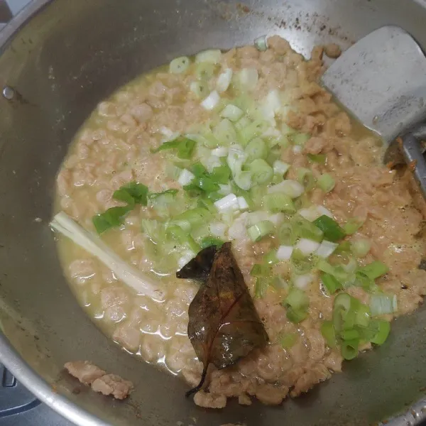 Haluskan bumbu : bawang putih, kemiri, bawang merah, ketumbar, lada dan kunyit bubuk. Lalu tumis bumbu halus hingga matang, tambahkan air dan masukkan daging nabati, tambahkan air dan masukkan daun salam, serai dan irisan daun bawang.