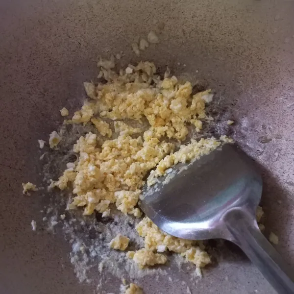 Sisihkan bumbu, kemudian buat telur orak-arik.