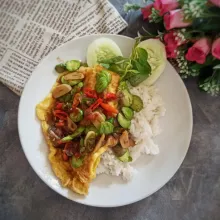 Siapkan nasi hangat, tambahkan telur dadar dan siram dengan sambal tumis, sajikan dengan timun dan daun kemangi.