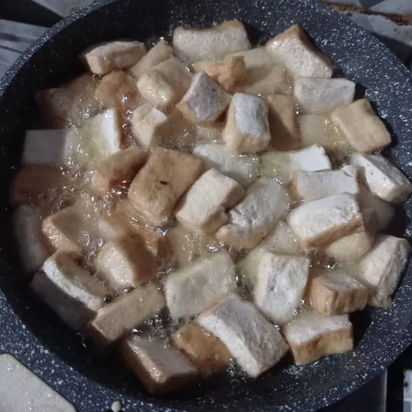 Potong-potong tahu, goreng sampai kering, lalu tiriskan.