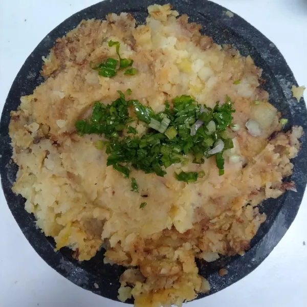 Lalu masukkan irisan daun seledri.