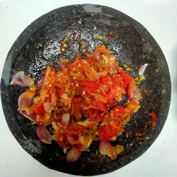 Ulek bumbu halus.