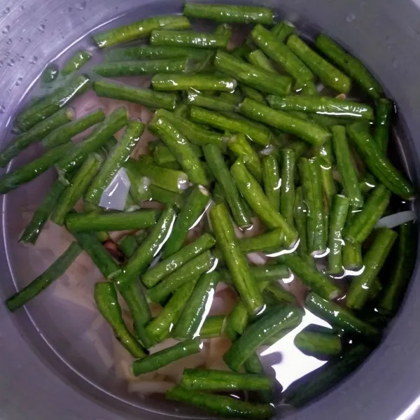 Masukkan rebung dan kacang panjang.