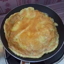 Balik ke sisi satunya, goreng hingga matang sempurna, setelah itu angkat dan tiriskan.