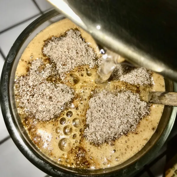 Seduh kopi Cappucino dengan air panas