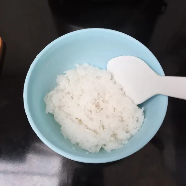 Masukkan nasi ke dalam mangkuk, tambahkan cuka beras aduk rata, sisihkan
