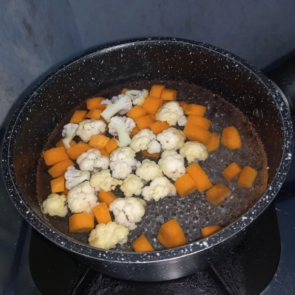 Rebus wortel setengah matang. Kemudian masukkan kembang kol. Rebus sampai matang.