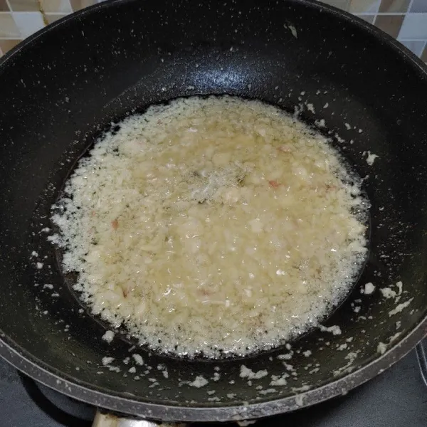 Panaskan wajan tumis bawang putih dengan 200 ml minyak goreng. Aduk-aduk agar matang merata.