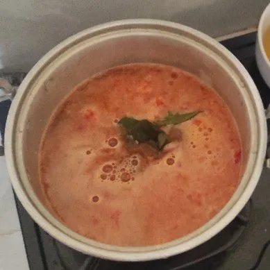 Rebus air masukan kacang tanah, bumbu halus, daun salam dan lengkus masak sampai mendidih